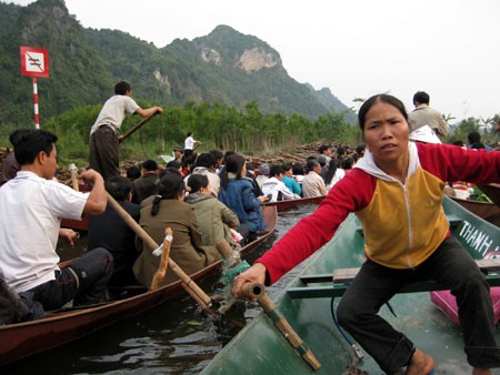 Có không ít chủ đò bỏ rơi khách sau khi đã nhận tiền Có không ít chủ đò bỏ rơi khách sau khi đã nhận tiền