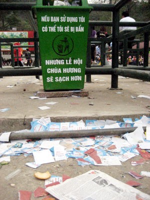 Khai hội chùa Hương: Kẹt đò hàng giờ trên suối Yến ảnh 6 Khai hội chùa Hương: Kẹt đò hàng giờ trên suối Yến ảnh 6