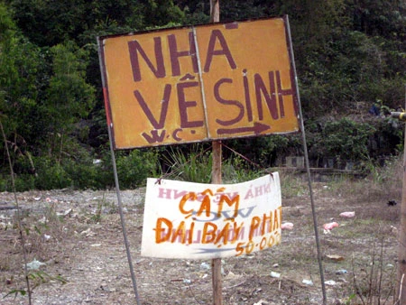 Nhà vệ sinh "tác chiến" mùa hội