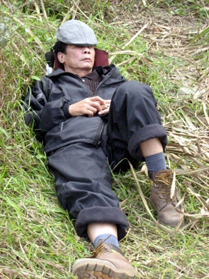 Du khách mệt mỏi vì chờ đò đến đón