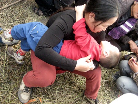 Khai hội chùa Hương: Kẹt đò hàng giờ trên suối Yến ảnh 12 Khai hội chùa Hương: Kẹt đò hàng giờ trên suối Yến ảnh 12