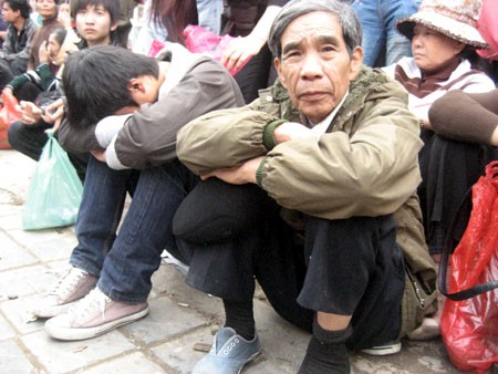 Khai hội chùa Hương: Kẹt đò hàng giờ trên suối Yến ảnh 13 Khai hội chùa Hương: Kẹt đò hàng giờ trên suối Yến ảnh 13
