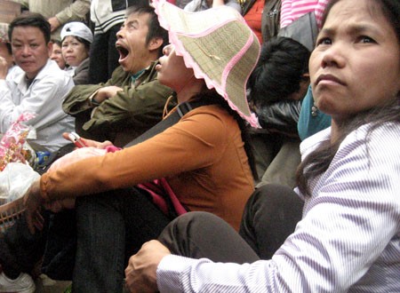 Khai hội chùa Hương: Kẹt đò hàng giờ trên suối Yến ảnh 14 Khai hội chùa Hương: Kẹt đò hàng giờ trên suối Yến ảnh 14