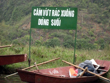 Biển cấm vứt rác có cũng như không Biển cấm vứt rác có cũng như không