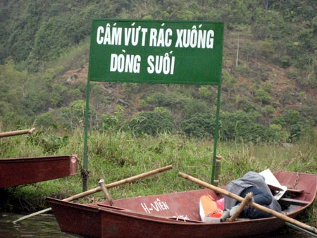 Biển cấm vứt rác có cũng như không
