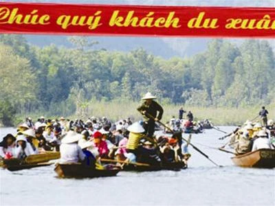 Suối Yến đông nghẹt người. Ảnh: P.V