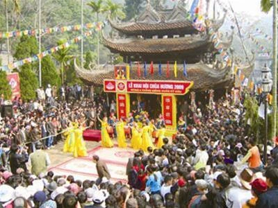Lễ khai hội Chùa Hương sáng mùng sáu Tết. Ảnh: Đ.T.T