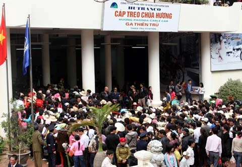 9h sáng mùng 6 Tết, suối Yến bị tắc nghẽn. Theo các lái đò, gần 6.000 đò đồng loạt hoạt động. Để được ngồi trên chuyến đò này, ngoài tiền vé đò 25.000 đồng, các hành khách phải góp thêm 200.000-300.000 đồng để trả cho chủ đò, nếu không sẽ không được đi. Người đi lễ cũng chen chúc thắp hương, cúng vái. Người ở xa thì đành đứng đội lễ vái vọng. Gốc cây cũng trở thành nơi thắp hương, đặt đồ lễ... Để khỏi leo bộ cả tiếng đồng hồ, hàng nghìn người đã chen lấn, xô đẩy xếp hàng đợi đến lượt đi cáp treo từ ga Thiên Trù lên động Hương Tích. Điều này đã gây ra tình trạng lộn xộn, mất trật tự. Lực lượng an ninh luôn miệng thổi còi, tay cầm dùi cui, roi. Dòng người xếp hàng dích dắc dài cả trăm mét, từ ngoài sân lên tới tầng 2. Đứng bất cứ chỗ nào cũng thấy cảnh chen lấn đến nghẹt thở. Mới được nửa đường lên động Hương Tích, nhiều người đã phải quay về vì tắc nghẽn. Nhiều người bị xô đẩy, dẫm đạp khiến rơi cả giầy dép, mũ... Dù có nhiều băng rôn treo khẩu hiệu đề nghị khách hành hương giữ gìn vệ sinh danh thắng chùa Hương nhưng tại đây có rất ít thùng rác của Ban tổ chức. Và nếu có, thì những thùng rác bé xíu cũng trở nên quá tải trước lượng rác khổng lồ được thải ra hằng ngày.