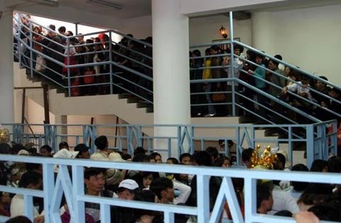 9h sáng mùng 6 Tết, suối Yến bị tắc nghẽn. Theo các lái đò, gần 6.000 đò đồng loạt hoạt động. Để được ngồi trên chuyến đò này, ngoài tiền vé đò 25.000 đồng, các hành khách phải góp thêm 200.000-300.000 đồng để trả cho chủ đò, nếu không sẽ không được đi. Người đi lễ cũng chen chúc thắp hương, cúng vái. Người ở xa thì đành đứng đội lễ vái vọng. Gốc cây cũng trở thành nơi thắp hương, đặt đồ lễ... Để khỏi leo bộ cả tiếng đồng hồ, hàng nghìn người đã chen lấn, xô đẩy xếp hàng đợi đến lượt đi cáp treo từ ga Thiên Trù lên động Hương Tích. Điều này đã gây ra tình trạng lộn xộn, mất trật tự. Lực lượng an ninh luôn miệng thổi còi, tay cầm dùi cui, roi. Dòng người xếp hàng dích dắc dài cả trăm mét, từ ngoài sân lên tới tầng 2. Đứng bất cứ chỗ nào cũng thấy cảnh chen lấn đến nghẹt thở. Mới được nửa đường lên động Hương Tích, nhiều người đã phải quay về vì tắc nghẽn. Nhiều người bị xô đẩy, dẫm đạp khiến rơi cả giầy dép, mũ... Dù có nhiều băng rôn treo khẩu hiệu đề nghị khách hành hương giữ gìn vệ sinh danh thắng chùa Hương nhưng tại đây có rất ít thùng rác của Ban tổ chức. Và nếu có, thì những thùng rác bé xíu cũng trở nên quá tải trước lượng rác khổng lồ được thải ra hằng ngày.