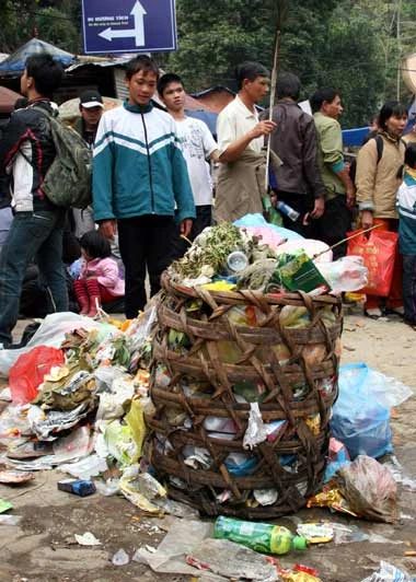 9h sáng mùng 6 Tết, suối Yến bị tắc nghẽn. Theo các lái đò, gần 6.000 đò đồng loạt hoạt động. Để được ngồi trên chuyến đò này, ngoài tiền vé đò 25.000 đồng, các hành khách phải góp thêm 200.000-300.000 đồng để trả cho chủ đò, nếu không sẽ không được đi. Người đi lễ cũng chen chúc thắp hương, cúng vái. Người ở xa thì đành đứng đội lễ vái vọng. Gốc cây cũng trở thành nơi thắp hương, đặt đồ lễ... Để khỏi leo bộ cả tiếng đồng hồ, hàng nghìn người đã chen lấn, xô đẩy xếp hàng đợi đến lượt đi cáp treo từ ga Thiên Trù lên động Hương Tích. Điều này đã gây ra tình trạng lộn xộn, mất trật tự. Lực lượng an ninh luôn miệng thổi còi, tay cầm dùi cui, roi. Dòng người xếp hàng dích dắc dài cả trăm mét, từ ngoài sân lên tới tầng 2. Đứng bất cứ chỗ nào cũng thấy cảnh chen lấn đến nghẹt thở. Mới được nửa đường lên động Hương Tích, nhiều người đã phải quay về vì tắc nghẽn. Nhiều người bị xô đẩy, dẫm đạp khiến rơi cả giầy dép, mũ... Dù có nhiều băng rôn treo khẩu hiệu đề nghị khách hành hương giữ gìn vệ sinh danh thắng chùa Hương nhưng tại đây có rất ít thùng rác của Ban tổ chức. Và nếu có, thì những thùng rác bé xíu cũng trở nên quá tải trước lượng rác khổng lồ được thải ra hằng ngày.