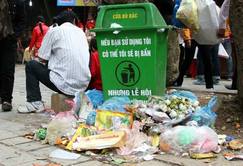 9h sáng mùng 6 Tết, suối Yến bị tắc nghẽn. Theo các lái đò, gần 6.000 đò đồng loạt hoạt động. Để được ngồi trên chuyến đò này, ngoài tiền vé đò 25.000 đồng, các hành khách phải góp thêm 200.000-300.000 đồng để trả cho chủ đò, nếu không sẽ không được đi. Người đi lễ cũng chen chúc thắp hương, cúng vái. Người ở xa thì đành đứng đội lễ vái vọng. Gốc cây cũng trở thành nơi thắp hương, đặt đồ lễ... Để khỏi leo bộ cả tiếng đồng hồ, hàng nghìn người đã chen lấn, xô đẩy xếp hàng đợi đến lượt đi cáp treo từ ga Thiên Trù lên động Hương Tích. Điều này đã gây ra tình trạng lộn xộn, mất trật tự. Lực lượng an ninh luôn miệng thổi còi, tay cầm dùi cui, roi. Dòng người xếp hàng dích dắc dài cả trăm mét, từ ngoài sân lên tới tầng 2. Đứng bất cứ chỗ nào cũng thấy cảnh chen lấn đến nghẹt thở. Mới được nửa đường lên động Hương Tích, nhiều người đã phải quay về vì tắc nghẽn. Nhiều người bị xô đẩy, dẫm đạp khiến rơi cả giầy dép, mũ... Dù có nhiều băng rôn treo khẩu hiệu đề nghị khách hành hương giữ gìn vệ sinh danh thắng chùa Hương nhưng tại đây có rất ít thùng rác của Ban tổ chức. Và nếu có, thì những thùng rác bé xíu cũng trở nên quá tải trước lượng rác khổng lồ được thải ra hằng ngày.