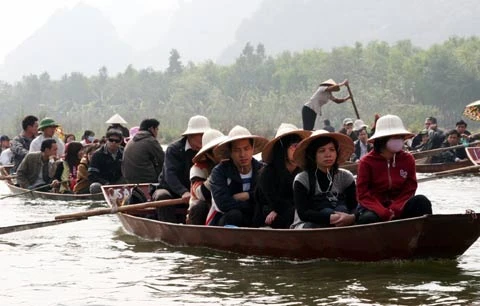 9h sáng mùng 6 Tết, suối Yến bị tắc nghẽn. Theo các lái đò, gần 6.000 đò đồng loạt hoạt động. Để được ngồi trên chuyến đò này, ngoài tiền vé đò 25.000 đồng, các hành khách phải góp thêm 200.000-300.000 đồng để trả cho chủ đò, nếu không sẽ không được đi. Người đi lễ cũng chen chúc thắp hương, cúng vái. Người ở xa thì đành đứng đội lễ vái vọng. Gốc cây cũng trở thành nơi thắp hương, đặt đồ lễ... Để khỏi leo bộ cả tiếng đồng hồ, hàng nghìn người đã chen lấn, xô đẩy xếp hàng đợi đến lượt đi cáp treo từ ga Thiên Trù lên động Hương Tích. Điều này đã gây ra tình trạng lộn xộn, mất trật tự. Lực lượng an ninh luôn miệng thổi còi, tay cầm dùi cui, roi. Dòng người xếp hàng dích dắc dài cả trăm mét, từ ngoài sân lên tới tầng 2. Đứng bất cứ chỗ nào cũng thấy cảnh chen lấn đến nghẹt thở. Mới được nửa đường lên động Hương Tích, nhiều người đã phải quay về vì tắc nghẽn. Nhiều người bị xô đẩy, dẫm đạp khiến rơi cả giầy dép, mũ... Dù có nhiều băng rôn treo khẩu hiệu đề nghị khách hành hương giữ gìn vệ sinh danh thắng chùa Hương nhưng tại đây có rất ít thùng rác của Ban tổ chức. Và nếu có, thì những thùng rác bé xíu cũng trở nên quá tải trước lượng rác khổng lồ được thải ra hằng ngày.