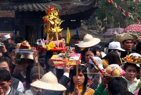 9h sáng mùng 6 Tết, suối Yến bị tắc nghẽn. Theo các lái đò, gần 6.000 đò đồng loạt hoạt động. Để được ngồi trên chuyến đò này, ngoài tiền vé đò 25.000 đồng, các hành khách phải góp thêm 200.000-300.000 đồng để trả cho chủ đò, nếu không sẽ không được đi. Người đi lễ cũng chen chúc thắp hương, cúng vái. Người ở xa thì đành đứng đội lễ vái vọng. Gốc cây cũng trở thành nơi thắp hương, đặt đồ lễ... Để khỏi leo bộ cả tiếng đồng hồ, hàng nghìn người đã chen lấn, xô đẩy xếp hàng đợi đến lượt đi cáp treo từ ga Thiên Trù lên động Hương Tích. Điều này đã gây ra tình trạng lộn xộn, mất trật tự. Lực lượng an ninh luôn miệng thổi còi, tay cầm dùi cui, roi. Dòng người xếp hàng dích dắc dài cả trăm mét, từ ngoài sân lên tới tầng 2. Đứng bất cứ chỗ nào cũng thấy cảnh chen lấn đến nghẹt thở. Mới được nửa đường lên động Hương Tích, nhiều người đã phải quay về vì tắc nghẽn. Nhiều người bị xô đẩy, dẫm đạp khiến rơi cả giầy dép, mũ... Dù có nhiều băng rôn treo khẩu hiệu đề nghị khách hành hương giữ gìn vệ sinh danh thắng chùa Hương nhưng tại đây có rất ít thùng rác của Ban tổ chức. Và nếu có, thì những thùng rác bé xíu cũng trở nên quá tải trước lượng rác khổng lồ được thải ra hằng ngày.