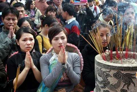 9h sáng mùng 6 Tết, suối Yến bị tắc nghẽn. Theo các lái đò, gần 6.000 đò đồng loạt hoạt động. Để được ngồi trên chuyến đò này, ngoài tiền vé đò 25.000 đồng, các hành khách phải góp thêm 200.000-300.000 đồng để trả cho chủ đò, nếu không sẽ không được đi. Người đi lễ cũng chen chúc thắp hương, cúng vái. Người ở xa thì đành đứng đội lễ vái vọng. Gốc cây cũng trở thành nơi thắp hương, đặt đồ lễ... Để khỏi leo bộ cả tiếng đồng hồ, hàng nghìn người đã chen lấn, xô đẩy xếp hàng đợi đến lượt đi cáp treo từ ga Thiên Trù lên động Hương Tích. Điều này đã gây ra tình trạng lộn xộn, mất trật tự. Lực lượng an ninh luôn miệng thổi còi, tay cầm dùi cui, roi. Dòng người xếp hàng dích dắc dài cả trăm mét, từ ngoài sân lên tới tầng 2. Đứng bất cứ chỗ nào cũng thấy cảnh chen lấn đến nghẹt thở. Mới được nửa đường lên động Hương Tích, nhiều người đã phải quay về vì tắc nghẽn. Nhiều người bị xô đẩy, dẫm đạp khiến rơi cả giầy dép, mũ... Dù có nhiều băng rôn treo khẩu hiệu đề nghị khách hành hương giữ gìn vệ sinh danh thắng chùa Hương nhưng tại đây có rất ít thùng rác của Ban tổ chức. Và nếu có, thì những thùng rác bé xíu cũng trở nên quá tải trước lượng rác khổng lồ được thải ra hằng ngày.