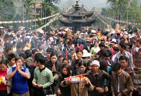 9h sáng mùng 6 Tết, suối Yến bị tắc nghẽn. Theo các lái đò, gần 6.000 đò đồng loạt hoạt động. Để được ngồi trên chuyến đò này, ngoài tiền vé đò 25.000 đồng, các hành khách phải góp thêm 200.000-300.000 đồng để trả cho chủ đò, nếu không sẽ không được đi. Người đi lễ cũng chen chúc thắp hương, cúng vái. Người ở xa thì đành đứng đội lễ vái vọng. Gốc cây cũng trở thành nơi thắp hương, đặt đồ lễ... Để khỏi leo bộ cả tiếng đồng hồ, hàng nghìn người đã chen lấn, xô đẩy xếp hàng đợi đến lượt đi cáp treo từ ga Thiên Trù lên động Hương Tích. Điều này đã gây ra tình trạng lộn xộn, mất trật tự. Lực lượng an ninh luôn miệng thổi còi, tay cầm dùi cui, roi. Dòng người xếp hàng dích dắc dài cả trăm mét, từ ngoài sân lên tới tầng 2. Đứng bất cứ chỗ nào cũng thấy cảnh chen lấn đến nghẹt thở. Mới được nửa đường lên động Hương Tích, nhiều người đã phải quay về vì tắc nghẽn. Nhiều người bị xô đẩy, dẫm đạp khiến rơi cả giầy dép, mũ... Dù có nhiều băng rôn treo khẩu hiệu đề nghị khách hành hương giữ gìn vệ sinh danh thắng chùa Hương nhưng tại đây có rất ít thùng rác của Ban tổ chức. Và nếu có, thì những thùng rác bé xíu cũng trở nên quá tải trước lượng rác khổng lồ được thải ra hằng ngày.