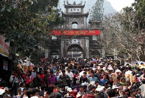 9h sáng mùng 6 Tết, suối Yến bị tắc nghẽn. Theo các lái đò, gần 6.000 đò đồng loạt hoạt động. Để được ngồi trên chuyến đò này, ngoài tiền vé đò 25.000 đồng, các hành khách phải góp thêm 200.000-300.000 đồng để trả cho chủ đò, nếu không sẽ không được đi. Người đi lễ cũng chen chúc thắp hương, cúng vái. Người ở xa thì đành đứng đội lễ vái vọng. Gốc cây cũng trở thành nơi thắp hương, đặt đồ lễ... Để khỏi leo bộ cả tiếng đồng hồ, hàng nghìn người đã chen lấn, xô đẩy xếp hàng đợi đến lượt đi cáp treo từ ga Thiên Trù lên động Hương Tích. Điều này đã gây ra tình trạng lộn xộn, mất trật tự. Lực lượng an ninh luôn miệng thổi còi, tay cầm dùi cui, roi. Dòng người xếp hàng dích dắc dài cả trăm mét, từ ngoài sân lên tới tầng 2. Đứng bất cứ chỗ nào cũng thấy cảnh chen lấn đến nghẹt thở. Mới được nửa đường lên động Hương Tích, nhiều người đã phải quay về vì tắc nghẽn. Nhiều người bị xô đẩy, dẫm đạp khiến rơi cả giầy dép, mũ... Dù có nhiều băng rôn treo khẩu hiệu đề nghị khách hành hương giữ gìn vệ sinh danh thắng chùa Hương nhưng tại đây có rất ít thùng rác của Ban tổ chức. Và nếu có, thì những thùng rác bé xíu cũng trở nên quá tải trước lượng rác khổng lồ được thải ra hằng ngày.