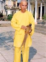 Thầy Thích Nguyên Đức và một con chim trĩ đỏ đã sinh sản Thầy Thích Nguyên Đức và một con chim trĩ đỏ đã sinh sản
