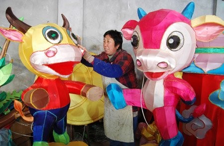 Tường đèn lồng ở Vĩnh Tế, Sơn Tây hôm 2/2. Chuẩn bị đèn lồng tại một ngôi làng thuộc tỉnh Sơn Tây. Nghệ nhân ở Tô Châu, Giang Tô đang "tút" lại đèn lồng cá chép. Hai học sinh tiểu học ở Liễu Châu, Quảng Tây khoe đèn lồng của mình. Đèn hình trâu tại quảng trường ở Hàng Châu, tỉnh Chiết Giang. Bé trai Hàng Châu chụp hình với đèn lồng trâu vàng. Thợ thủ công xưởng Điêu khắc và Đèn lồng Dongwu (Tô Châu, Giang Tô) bận rộn với công việc chuẩn bị đèn trâu... ... và không quên kiểm tra lại đèn kéo quân truyền thống... ... lẫn đèn lồng cá chép quen thuộc. Trung Quốc chờ đón lễ hội đèn lồng