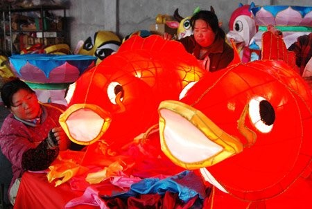 Tường đèn lồng ở Vĩnh Tế, Sơn Tây hôm 2/2. Chuẩn bị đèn lồng tại một ngôi làng thuộc tỉnh Sơn Tây. Nghệ nhân ở Tô Châu, Giang Tô đang "tút" lại đèn lồng cá chép. Hai học sinh tiểu học ở Liễu Châu, Quảng Tây khoe đèn lồng của mình. Đèn hình trâu tại quảng trường ở Hàng Châu, tỉnh Chiết Giang. Bé trai Hàng Châu chụp hình với đèn lồng trâu vàng. Thợ thủ công xưởng Điêu khắc và Đèn lồng Dongwu (Tô Châu, Giang Tô) bận rộn với công việc chuẩn bị đèn trâu... ... và không quên kiểm tra lại đèn kéo quân truyền thống... ... lẫn đèn lồng cá chép quen thuộc. Trung Quốc chờ đón lễ hội đèn lồng