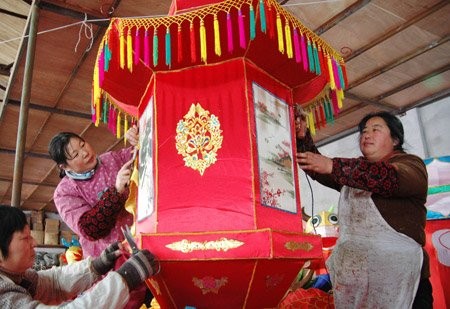 Tường đèn lồng ở Vĩnh Tế, Sơn Tây hôm 2/2. Chuẩn bị đèn lồng tại một ngôi làng thuộc tỉnh Sơn Tây. Nghệ nhân ở Tô Châu, Giang Tô đang "tút" lại đèn lồng cá chép. Hai học sinh tiểu học ở Liễu Châu, Quảng Tây khoe đèn lồng của mình. Đèn hình trâu tại quảng trường ở Hàng Châu, tỉnh Chiết Giang. Bé trai Hàng Châu chụp hình với đèn lồng trâu vàng. Thợ thủ công xưởng Điêu khắc và Đèn lồng Dongwu (Tô Châu, Giang Tô) bận rộn với công việc chuẩn bị đèn trâu... ... và không quên kiểm tra lại đèn kéo quân truyền thống... ... lẫn đèn lồng cá chép quen thuộc. Trung Quốc chờ đón lễ hội đèn lồng