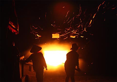 Nhà ga cáp treo được xây dựng theo lối cổ. Hát chèo tại sân nhà ga. Xếp hàng đợi đến lượt đi cáp treo. Hệ thống cáp treo hiện đại ở Yên Tử được chia làm 2 chặng. Chặng 1 từ dưới chân chùa Giải Oan cho đến gần chùa Hoa Yên. Chặng 2 từ chùa Hoa Yên lên gần tới chân chùa Đồng. Cáp treo lượn trên những ngọn cây, trong cảnh núi rừng và sương mờ ảo. Đoạn dốc lên chùa Hoa Yên nườm nượp khách thập phương. Không đi cáp treo, nhiều cụ già chống gậy leo bộ lên tới chùa Đồng. Tuy nhiên, đường xa khiến nhiều thanh niên cũng phải chùn chân, mỏi gối. Càng lên gần đỉnh núi, lượng người ngồi nghỉ lấy sức càng nhiều. Một em bé ngồi đổi tiền lẻ ngay dưới chân tháp. Tháp tổ thờ vua Trần Nhân Tông - người tạo dựng nên dòng Thiền Trúc Lâm. Tòa tháp cao 7 tầng mới được xây dựng ngay phía trên nhà ga cáp treo gần chùa Đồng. Chùa Đồng trên đỉnh núi thiêng Yên Tử cao hơn 1.000 mét. Du khách chen chân ở chùa Đồng để cầu khấn cho một năm an khang thịnh vượng. Rất nhiều người cầm tiền xoa lên thành chùa với ý nguyện cầu tài lộc. Phút thành tâm... Đã gần 20h, nhưng hai người công nhân vẫn đứng đốt cho hết số vàng mã trong ngày. Nhà ga cáp treo được xây dựng theo lối cổ. Hát chèo tại sân nhà ga. Xếp hàng đợi đến lượt đi cáp treo. Hệ thống cáp treo hiện đại ở Yên Tử được chia làm 2 chặng. Chặng 1 từ dưới chân chùa Giải Oan cho đến gần chùa Hoa Yên. Chặng 2 từ chùa Hoa Yên lên gần tới chân chùa Đồng. Cáp treo lượn trên những ngọn cây, trong cảnh núi rừng và sương mờ ảo. Đoạn dốc lên chùa Hoa Yên nườm nượp khách thập phương. Không đi cáp treo, nhiều cụ già chống gậy leo bộ lên tới chùa Đồng. Tuy nhiên, đường xa khiến nhiều thanh niên cũng phải chùn chân, mỏi gối. Càng lên gần đỉnh núi, lượng người ngồi nghỉ lấy sức càng nhiều. Một em bé ngồi đổi tiền lẻ ngay dưới chân tháp. Tháp tổ thờ vua Trần Nhân Tông - người tạo dựng nên dòng Thiền Trúc Lâm. Tòa tháp cao 7 tầng mới được xây dựng ngay phía trên nhà ga cáp treo gần chùa Đồng. Chùa Đồng trên đỉnh núi thiêng Yên Tử cao hơn 1.000 mét. Du khách chen chân ở chùa Đồng để cầu khấn cho một năm an khang thịnh vượng. Rất nhiều người cầm tiền xoa lên thành chùa với ý nguyện cầu tài lộc. Phút thành tâm... Đã gần 20h, nhưng hai người công nhân vẫn đứng đốt cho hết số vàng mã trong ngày.