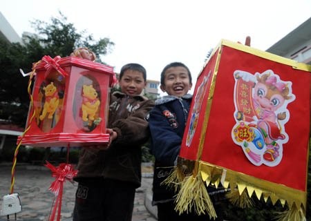 Tường đèn lồng ở Vĩnh Tế, Sơn Tây hôm 2/2. Chuẩn bị đèn lồng tại một ngôi làng thuộc tỉnh Sơn Tây. Nghệ nhân ở Tô Châu, Giang Tô đang "tút" lại đèn lồng cá chép. Hai học sinh tiểu học ở Liễu Châu, Quảng Tây khoe đèn lồng của mình. Đèn hình trâu tại quảng trường ở Hàng Châu, tỉnh Chiết Giang. Bé trai Hàng Châu chụp hình với đèn lồng trâu vàng. Thợ thủ công xưởng Điêu khắc và Đèn lồng Dongwu (Tô Châu, Giang Tô) bận rộn với công việc chuẩn bị đèn trâu... ... và không quên kiểm tra lại đèn kéo quân truyền thống... ... lẫn đèn lồng cá chép quen thuộc. Trung Quốc chờ đón lễ hội đèn lồng