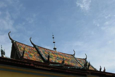 Mái chùa rực rỡ, những đầu đao cong mang hình rắn thần Naga