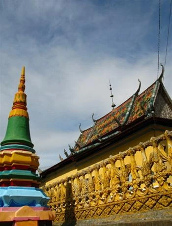 Tháp chùa, hành lang và chính điện