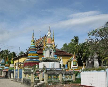 Toàn cảnh ngôi chính điện được bao quanh bởi hành lang và những hàng tháp