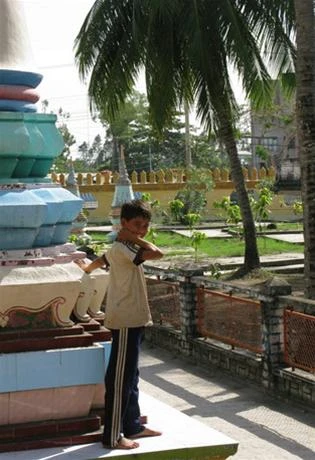 Những cậu bé Khơme mắt to đang bên hành lang quanh chính điện