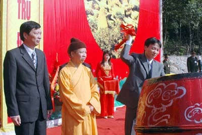 Đồng chí Vũ Đức Đam, Phó Bí thư Tỉnh uỷ, Chủ tịch UBND tỉnh gióng trống khai hội
