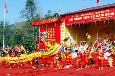 Múa rồng chào mừng Hội xuân Yên Tử