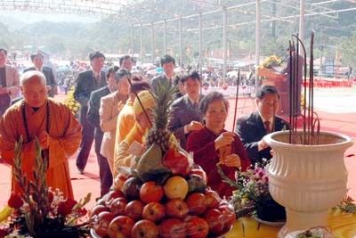 Các đồng chí lãnh đạo TƯ, tỉnh Quảng Ninh và Giáo hội Phật giáo Việt Nam làm lễ dân hương trước ban thờ Trúc Lâm Tam Tổ Các đồng chí lãnh đạo TƯ, tỉnh Quảng Ninh và Giáo hội Phật giáo Việt Nam làm lễ dân hương trước ban thờ Trúc Lâm Tam Tổ