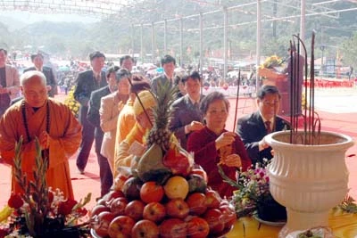 Các đồng chí lãnh đạo TƯ, tỉnh Quảng Ninh và Giáo hội Phật giáo Việt Nam làm lễ dân hương trước ban thờ Trúc Lâm Tam Tổ