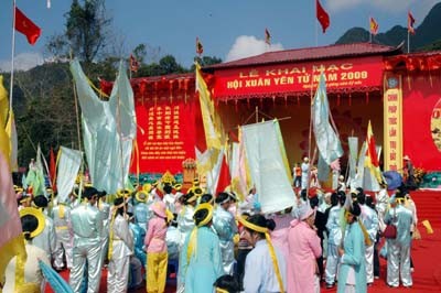 Các phật tử dâng hương trước ban thờ Trúc Lâm Tam Tổ Các phật tử dâng hương trước ban thờ Trúc Lâm Tam Tổ