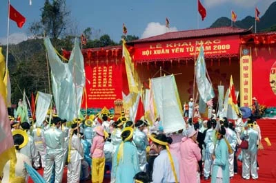 Các phật tử dâng hương trước ban thờ Trúc Lâm Tam Tổ