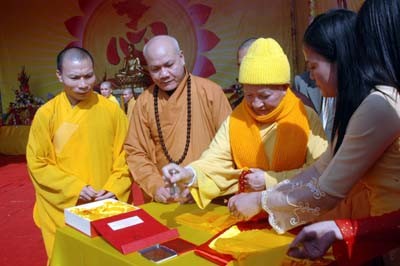 Hoà thượng Thích Thanh Tứ, Phó Chủ tịch Thường trực Giáo hội Phật giáo Việt Nam khai ấn tại Lễ hội Hoà thượng Thích Thanh Tứ, Phó Chủ tịch Thường trực Giáo hội Phật giáo Việt Nam khai ấn tại Lễ hội