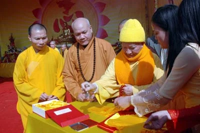 Hoà thượng Thích Thanh Tứ, Phó Chủ tịch Thường trực Giáo hội Phật giáo Việt Nam khai ấn tại Lễ hội