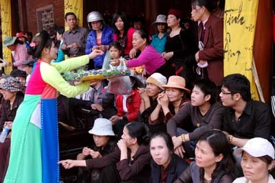 Ban tổ chức tặng lộc xuân cho các phật tử dự Khai mạc Hội xuân Yên Tử