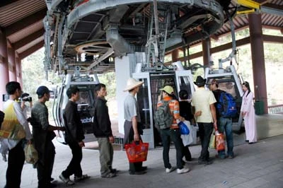 Xếp hàng đi cáp treo lên chùa Đồng lễ Phật đầu năm.