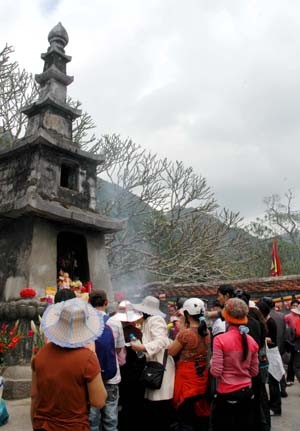 Thắp hương tại tháp tổ Thắp hương tại tháp tổ