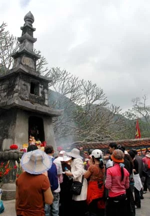 Thắp hương tại tháp tổ