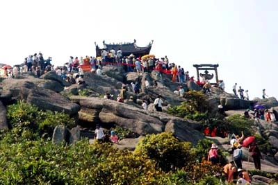 Trên đỉnh non thiêng ngày khai mạc hội xuân