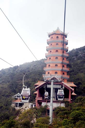 Toà Đài thiên bảo tháp - một trong những công trình mới được hoàn thành tại ga cáp treo Hoa Yên Toà Đài thiên bảo tháp - một trong những công trình mới được hoàn thành tại ga cáp treo Hoa Yên