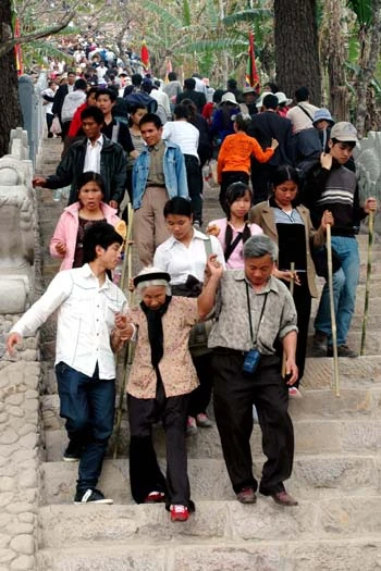 Nhiều người cao tuổi cũng về tham dự Hội xuân Yên Tử 2009