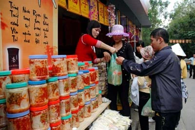 Khách thập phương dự lễ hội mua đặc sản Yên Tử