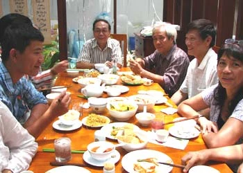 Đông khách đến dùng món chay tại Nhà hàng Việt Chay. Ảnh: Thiên Chương.