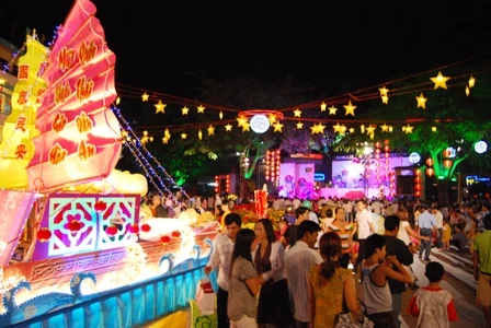 Lễ Hội lồng đèn: Nét văn hóa người Hoa trên đất Việt. ảnh 5 Lễ Hội lồng đèn: Nét văn hóa người Hoa trên đất Việt. ảnh 5