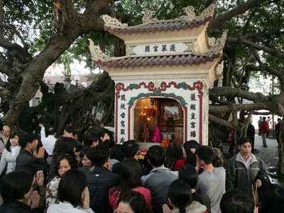 Tại phủ Tây Hồ, từ sáng sớm, dòng người đã chen chân nhau Tại phủ Tây Hồ, từ sáng sớm, dòng người đã chen chân nhau