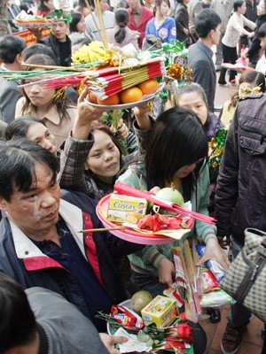 Không chỉ có cụ già, rất nhiều bạn trẻ cũng lên chùa ngày rằm Không chỉ có cụ già, rất nhiều bạn trẻ cũng lên chùa ngày rằm